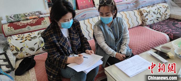 图为索娅(左一)入户开展农牧户排查工作。　根河市委宣传部供图