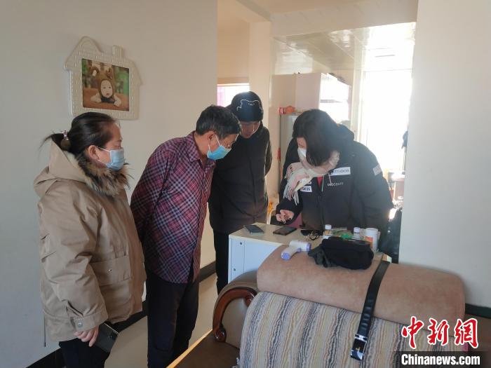 图为索娅(右一)入户为老年人安装APP。　根河市委宣传部供图