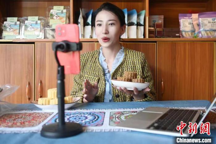 图为代青永措正在直播带货。　范培珅 摄