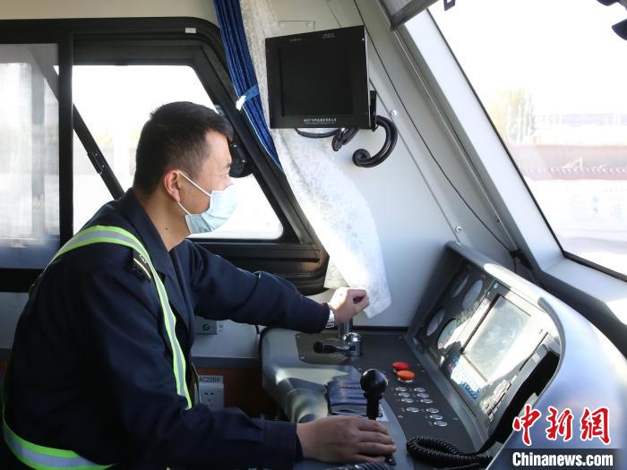 甘肃嘉峪关接触网“老司机”：十年“酿土方”纾岗位之难