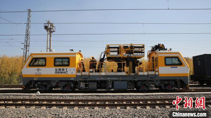 图为检修设备。　任祎 摄