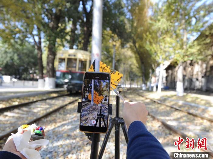 张庆旭正在创作新作品。 刘栋 摄 张庆旭正在创作新作品。 刘栋 摄