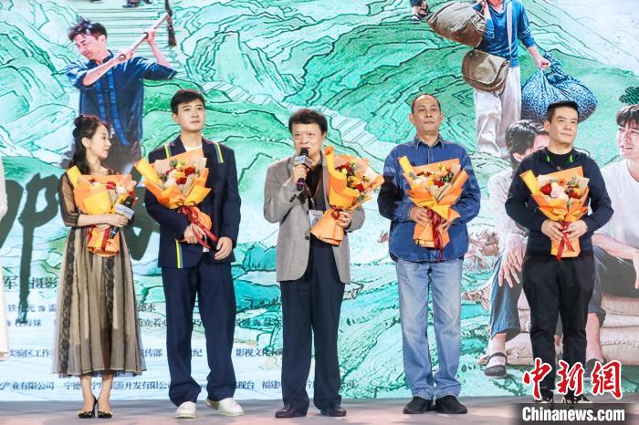 电视剧《那山那海》剧组受访。　张斌 摄