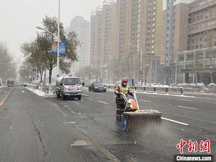 长春迎今冬首场降雪万余名环卫工凌晨即上岗