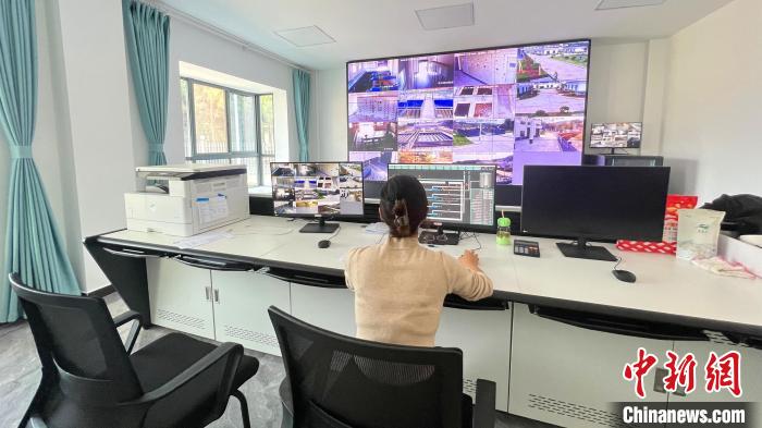 鸦鹊岭净水厂引入智能化管理系统,实现了生产、运行、调度、水质等全过程的智能管理。 郭晓莹 摄 鸦鹊岭净水厂引入智能化管理系统,实现了生产、运行、调度、水质等全过程的智能管理。 郭晓莹 摄