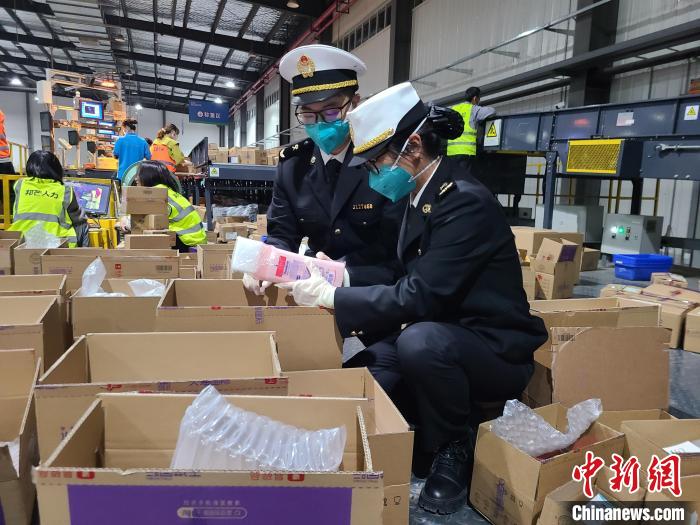 宁波海关应急保障组在企业跨境仓库开展巡查 杨柳 摄 宁波海关应急保障组在企业跨境仓库开展巡查 杨柳 摄