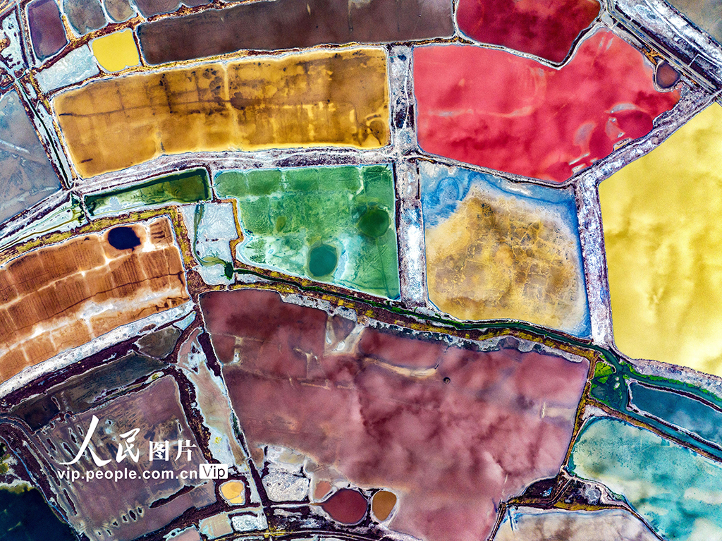 山西运城：七彩盐湖云上飞