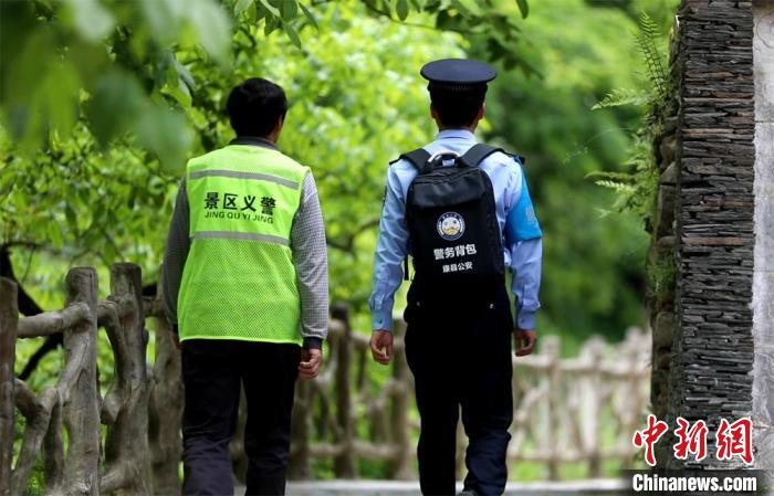 图为民警背警务小包在辖区景区开展工作。(资料图) 甘肃省公安厅供图 图为民警背警务小包在辖区景区开展工作。(资料图) 甘肃省公安厅供图