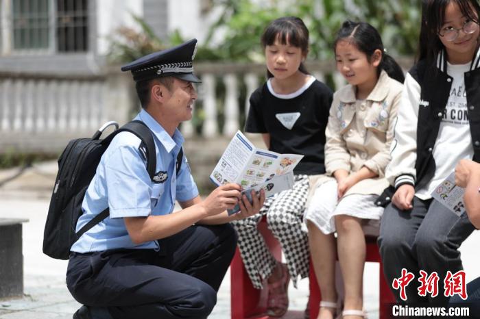 甘肃推广“背包警务”:公安业务背出去民众期盼背回来