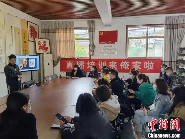 孙十里村邀请直播老师举办多期“美丽庭院 赋能课堂”网络直播培训班。 安丘宣传部供图 孙十里村邀请直播老师举办多期“美丽庭院 赋能课堂”网络直播培训班。 安丘宣传部供图