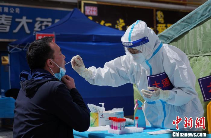 青海西宁:确诊人数仍处高位疫情防控形势严峻复杂
