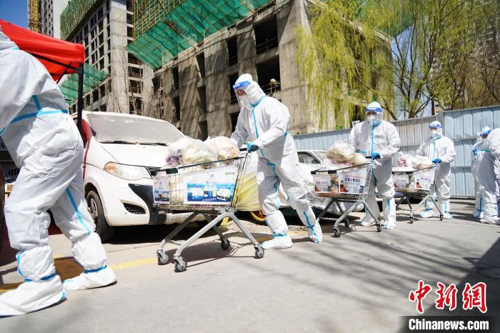 资料图为抗疫人员进行“点对点”配送物资。 马铭言 摄 资料图为抗疫人员进行“点对点”配送物资。 马铭言 摄