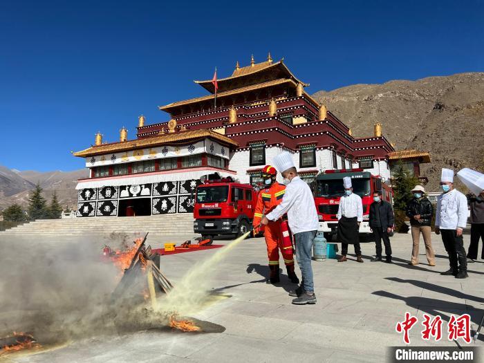 图为西藏佛学院消防救援大队开展消防演练培训。 拉萨市消防救援支队供图 图为西藏佛学院消防救援大队开展消防演练培训。 拉萨市消防救援支队供图