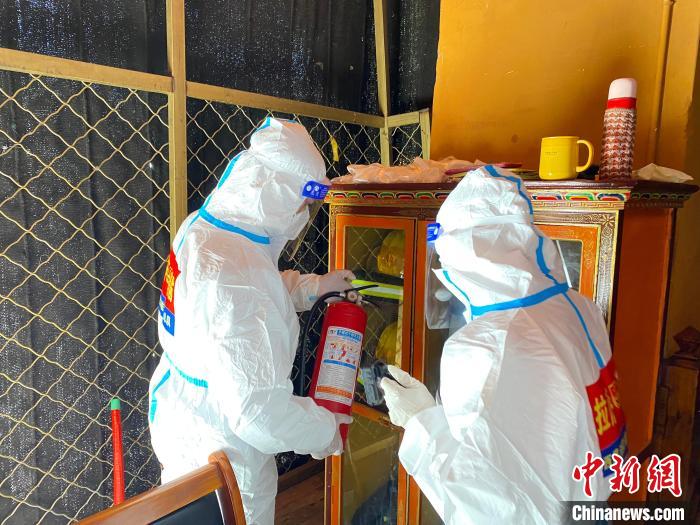 图为甘丹寺消防救援大队开展日常消防器材巡查。 拉萨市消防救援支队供图 图为甘丹寺消防救援大队开展日常消防器材巡查。 拉萨市消防救援支队供图