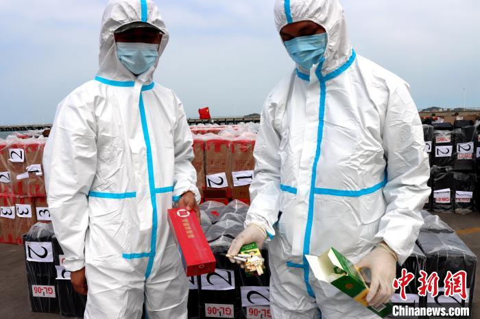 海警执法员对涉案香烟进行清点。 漳州海警局供图 海警执法员对涉案香烟进行清点。 漳州海警局供图