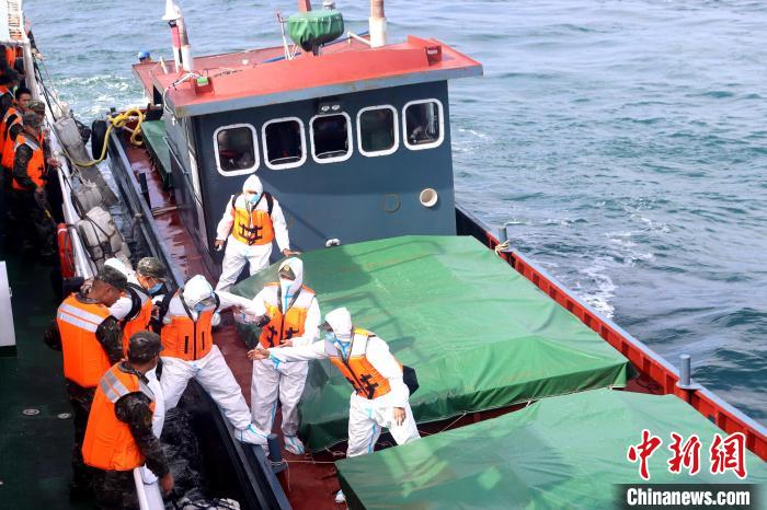 漳州海警执法员登临嫌疑船舶检查。 漳州海警局供图 漳州海警执法员登临嫌疑船舶检查。 漳州海警局供图