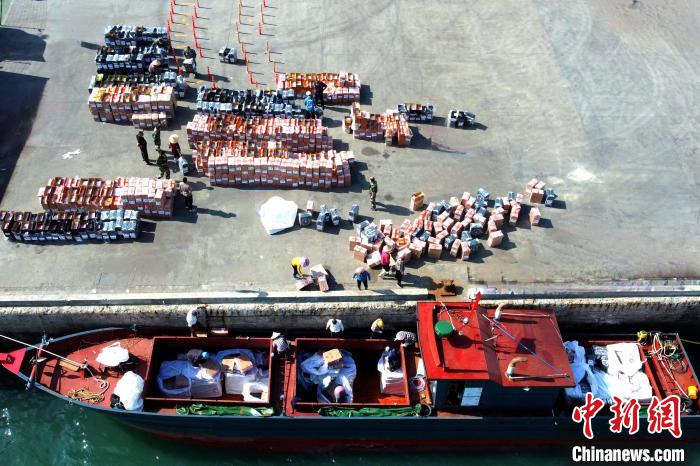 涉案走私香烟。 漳州海警局供图 涉案走私香烟。 漳州海警局供图