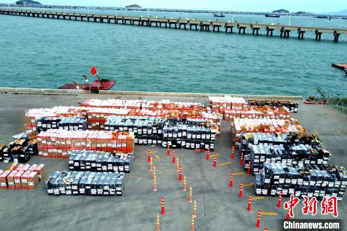 涉案走私香烟。 漳州海警局供图 涉案走私香烟。 漳州海警局供图
