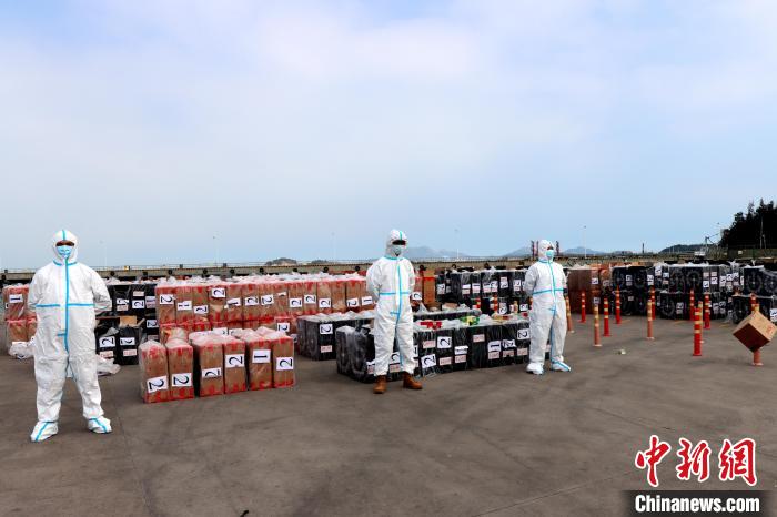 海警执法员对涉案香烟进行清点。 漳州海警局供图 海警执法员对涉案香烟进行清点。 漳州海警局供图