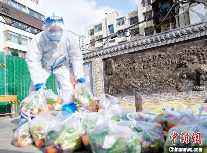 资料图为抗疫人员正在配送物资。 马铭言 摄 资料图为抗疫人员正在配送物资。 马铭言 摄