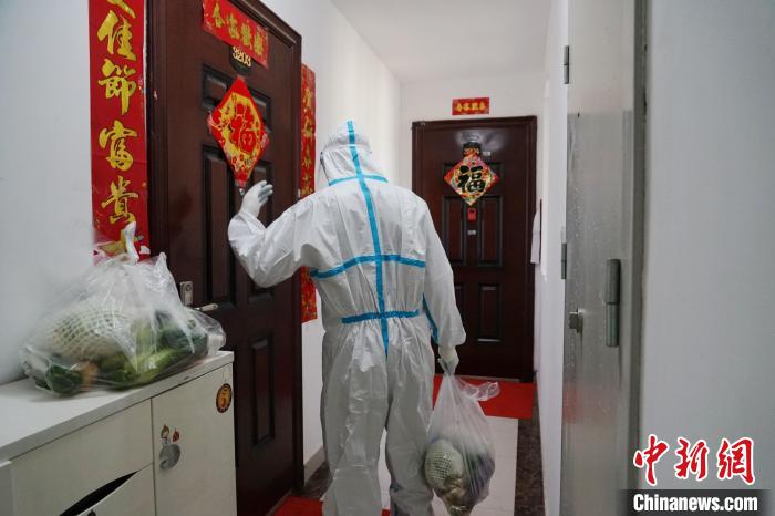 图为志愿队队员配送物资。 马铭言 摄 图为志愿队队员配送物资。 马铭言 摄