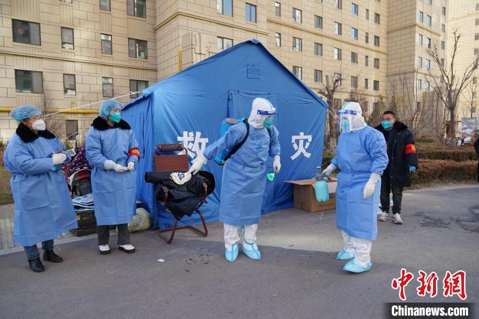 图为志愿队队员进行消杀。 马铭言 摄 图为志愿队队员进行消杀。 马铭言 摄