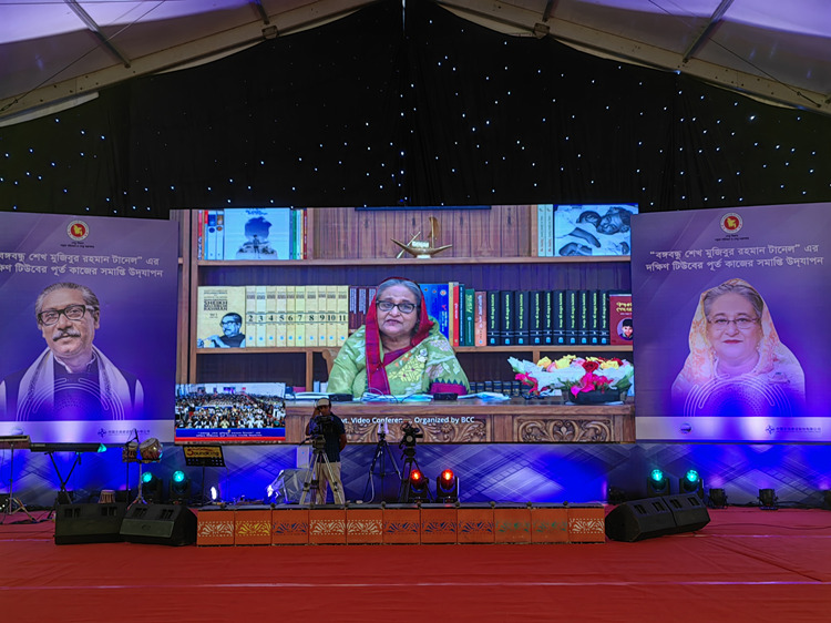 孟加拉国总理哈西娜以视频形式参加仪式。中国路桥工程有限责任公司供图 吴秋东摄