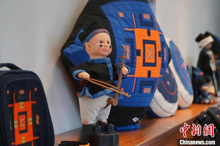 图为白裤瑶服饰制作工艺用于现代物品。 韦国政 摄 图为白裤瑶服饰制作工艺用于现代物品。 韦国政 摄