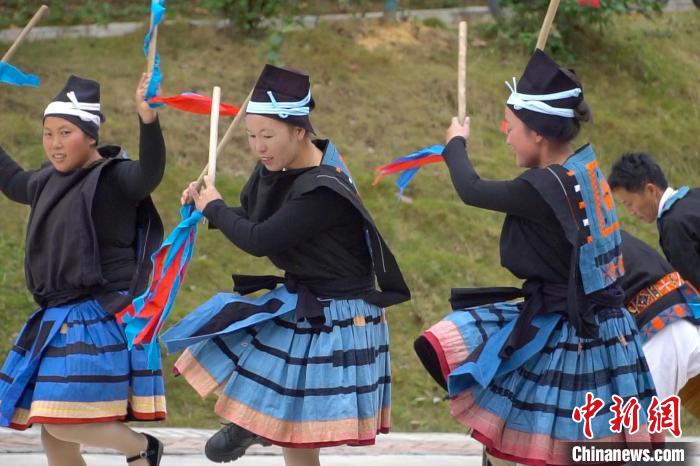 图为白裤瑶妇女在跳“猴棍舞”,多彩的百褶裙随风飘舞。 韦国政 摄 图为白裤瑶妇女在跳“猴棍舞”,多彩的百褶裙随风飘舞。 韦国政 摄