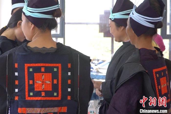 图为白裤瑶妇女上衣背后的“瑶王印”。 韦国政 摄 图为白裤瑶妇女上衣背后的“瑶王印”。 韦国政 摄