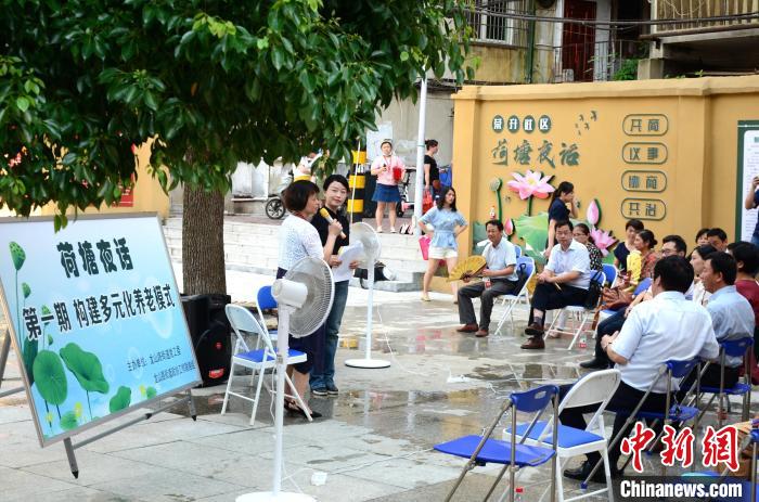 “荷塘夜话”现场。 安庆市大观区政协供图 “荷塘夜话”现场。 安庆市大观区政协供图