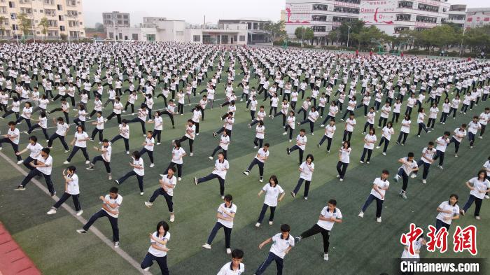 图为福绵镇第二初级中学十八路荘武术操。　蒋雪林 摄