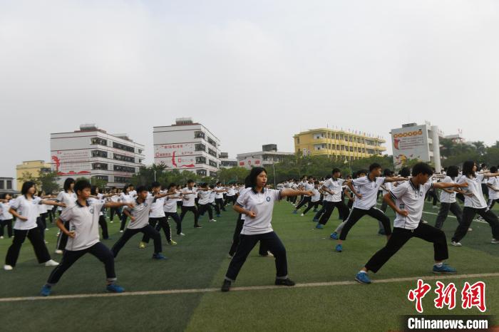 图为福绵镇第二初级中学十八路荘武术操。　蒋雪林 摄