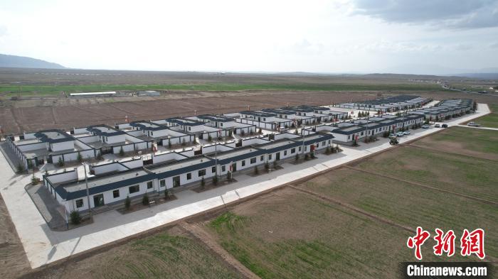 祁连山下避险搬迁户：新房小院宽敞安全，小孩可以放心玩