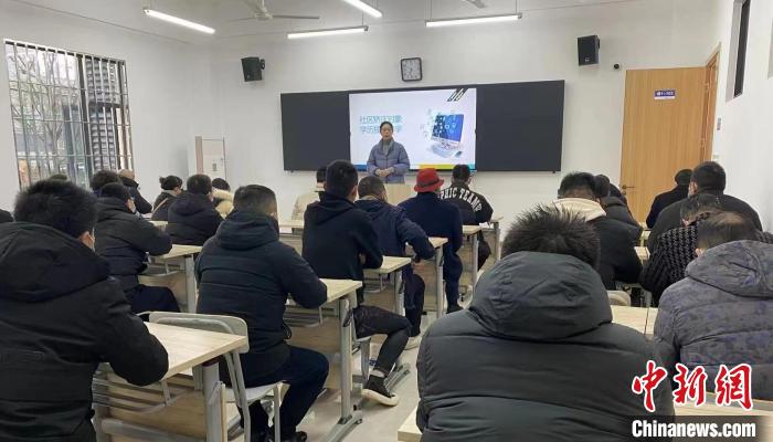 社区矫正对象接受培训。　龚成 摄