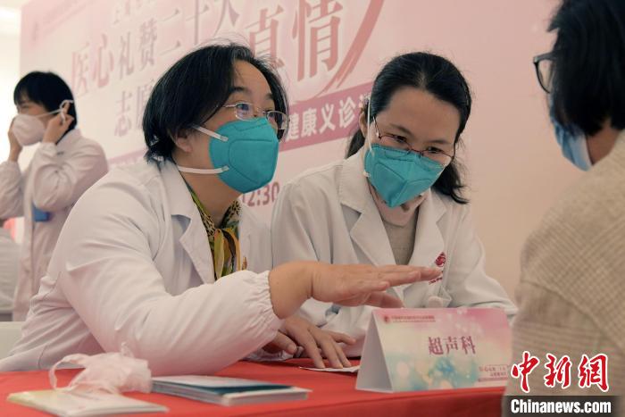 由国妇婴近20个临床科室组成的专家团队在奉贤区举办义诊和科普讲座。　国妇婴供图