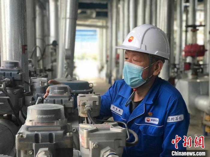 图为孙青先认真调节生产工艺指标。 兰州石化公司供图 图为孙青先认真调节生产工艺指标。 兰州石化公司供图