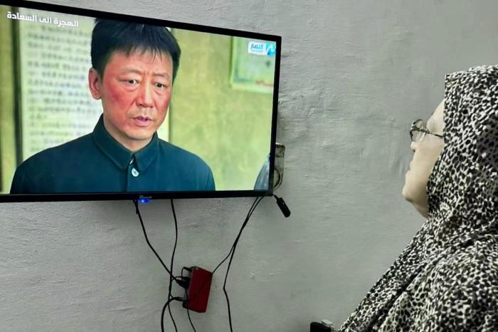 开罗民众观看《山海情》阿语版第一集。　智慧宫供图