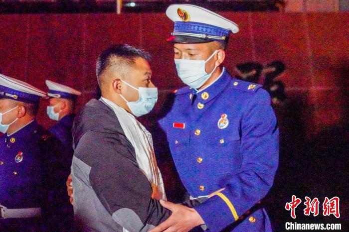 图为队员们告别。 李国焘 摄 图为队员们告别。 李国焘 摄