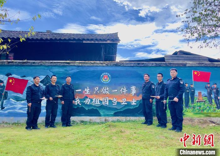 图为“墙画小分队”与手绘墙合影 保山边境管理支队供图