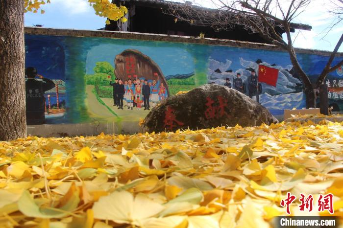 图为色彩缤纷的手绘墙 保山边境管理支队供图