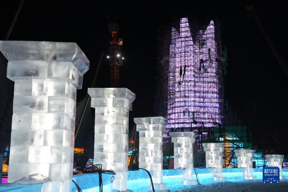 哈尔滨冰雪大世界主塔“冰雪之冠”封顶