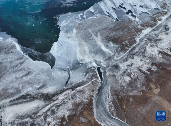 这是12月9日拍摄的青海湖一角（无人机照片）。新华社记者 张龙 摄
