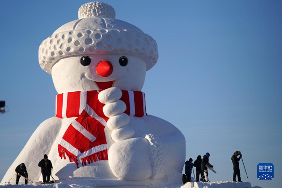 12月7日，工人在哈尔滨一处冰雪景观建设现场建造“雪人”景观。新华社记者 王建威 摄