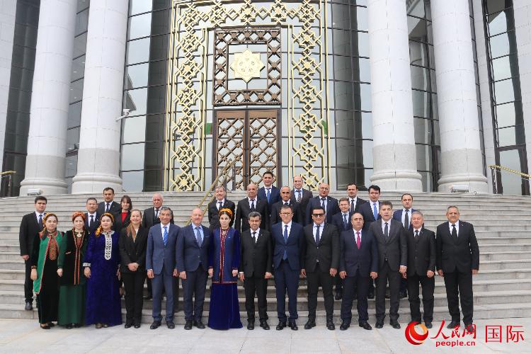 第五届中亚专家论坛与会人员合影。人民网记者 周翰博摄