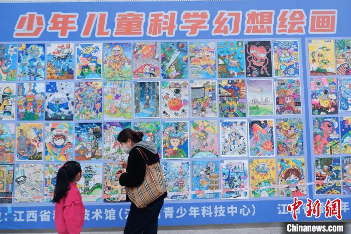 本次大赛,205幅少年儿童科学幻想绘画进入终评展示活动。 许倩 摄 本次大赛,205幅少年儿童科学幻想绘画进入终评展示活动。 许倩 摄