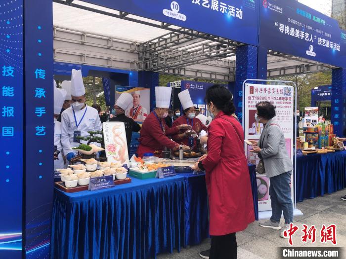 图为观众在“粤菜师傅”展区观看厨师烹饪。　刘丽红 摄