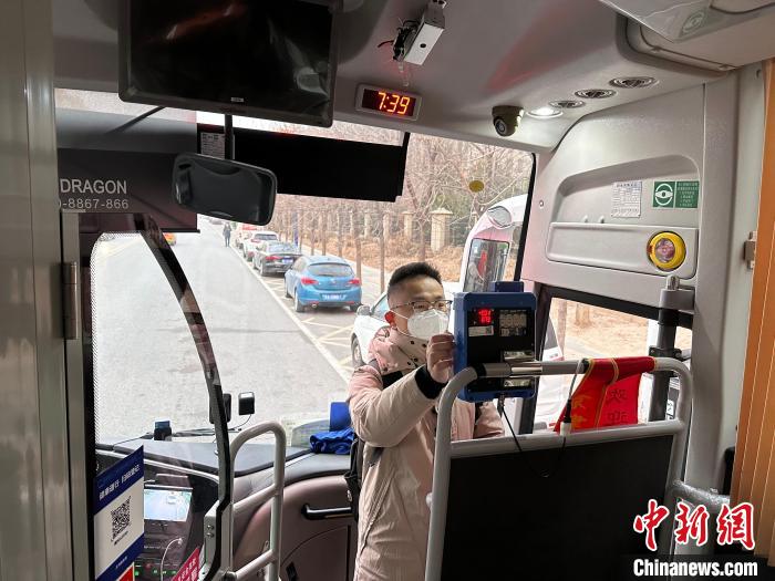 图为乘客扫描身份证乘车。　高澍 摄