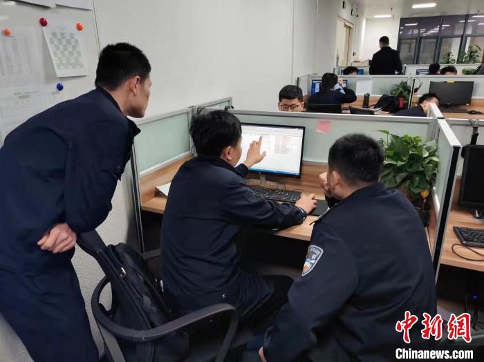 办案人员进行反诈工作 孙飞 摄 办案人员进行反诈工作 孙飞 摄