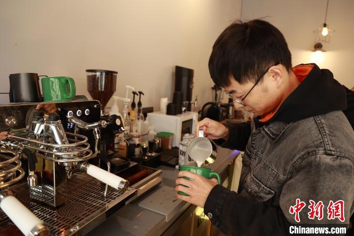 咖啡师制作咖啡。　西湖区委宣传部供图
